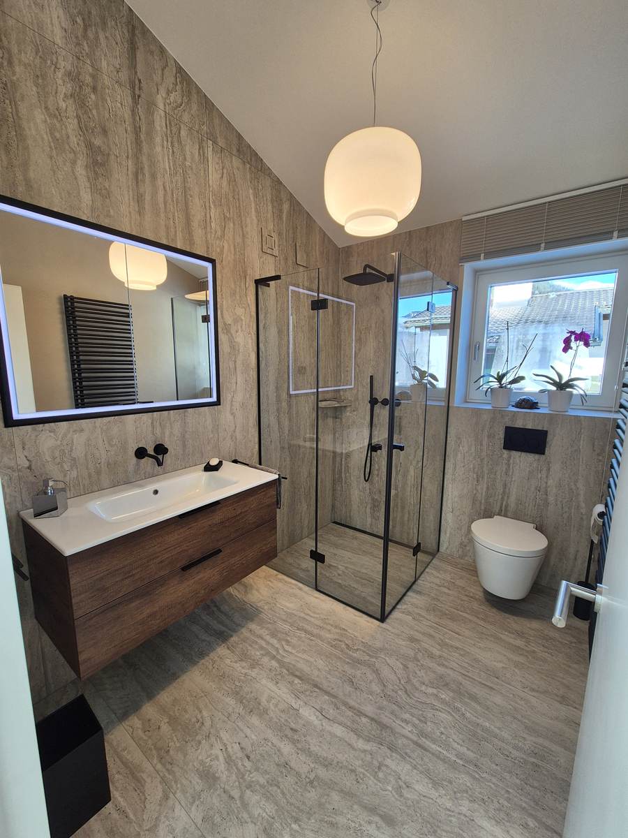 Bad mit Dusche und Fensterausblick