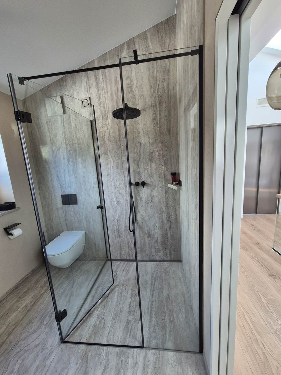 Begehbare Dusche mit Regenbrause