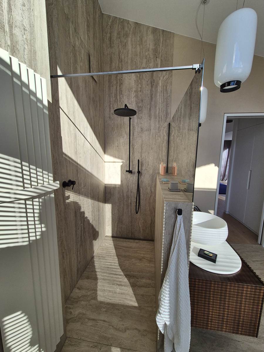 Dusche mit Handtuchhalter