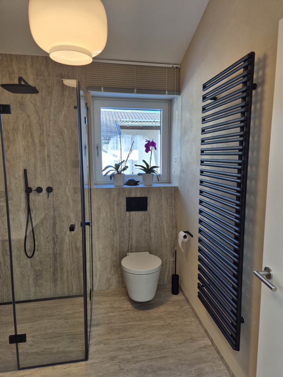 Dusche mit Orchideen am Fenster