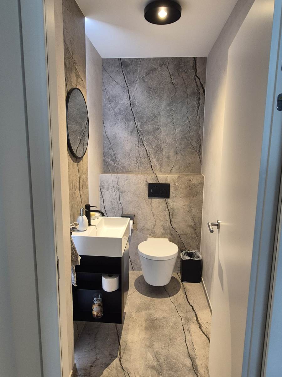 Gäste-WC in grauem Marmordekor