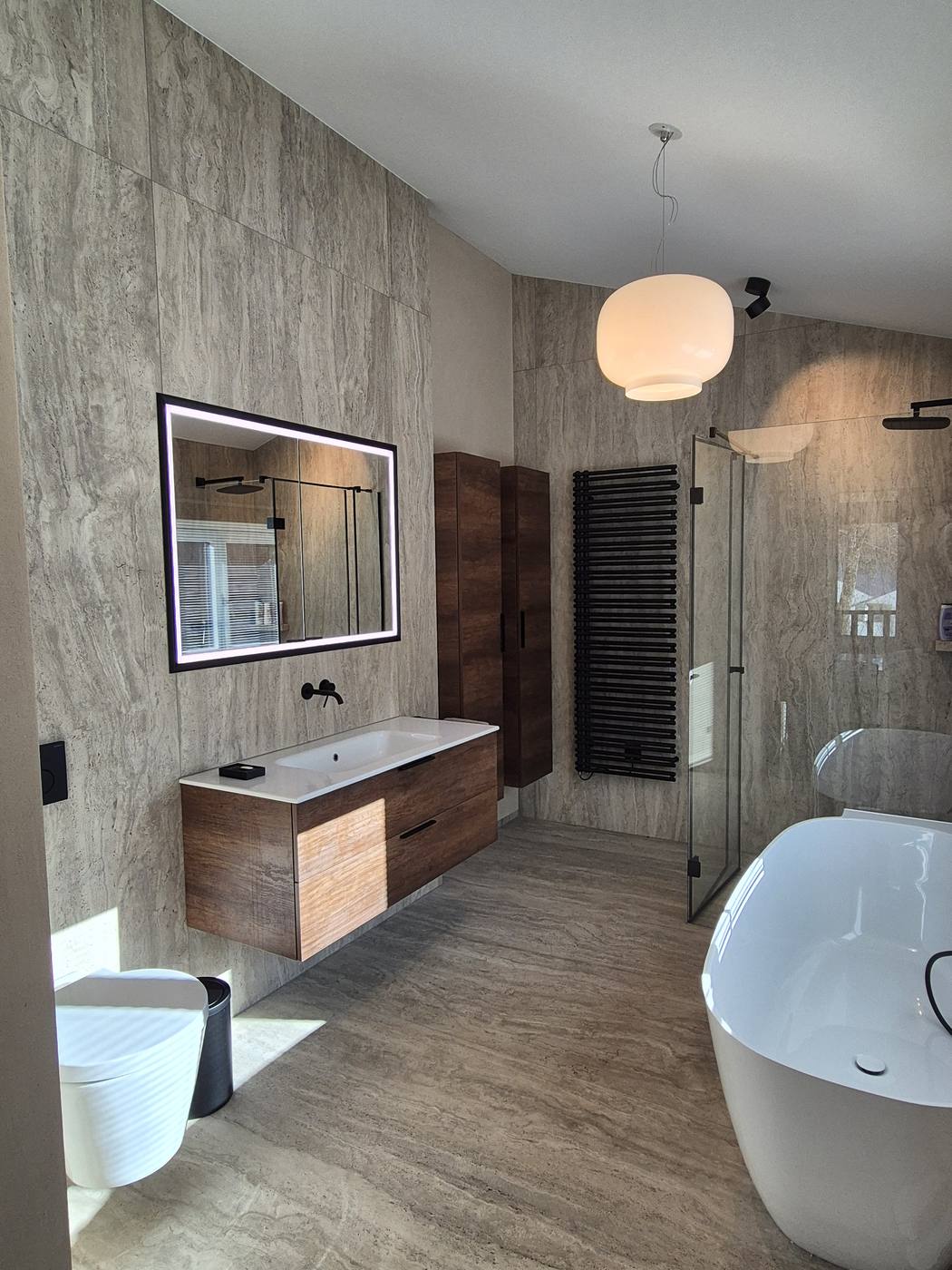 Modernes Bad mit freistehender Wanne