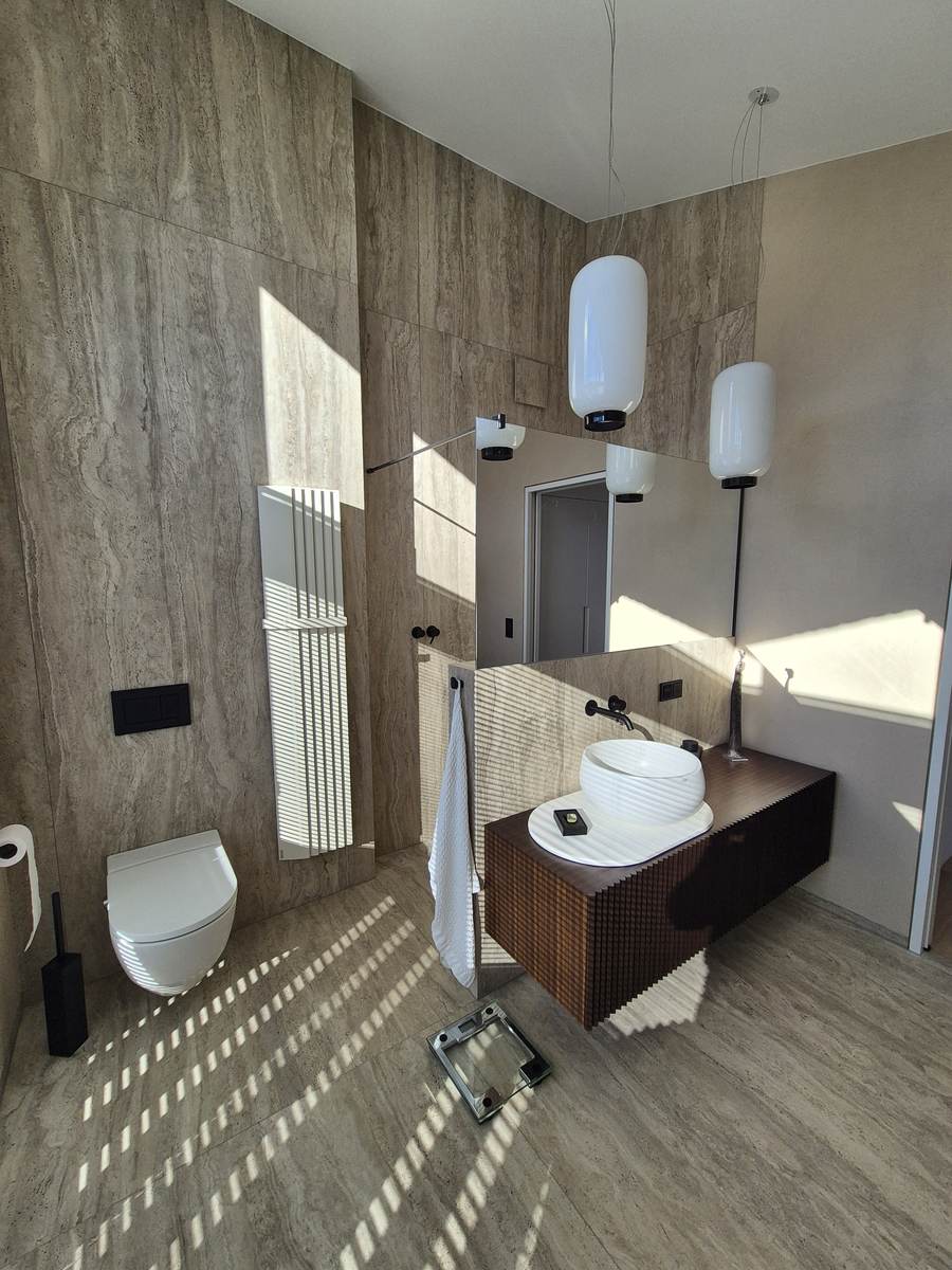 Waschtisch und WC, Gesamtansicht